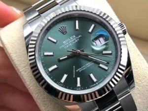 What Are the Pros and Cons of Owning a Replica Rolex?