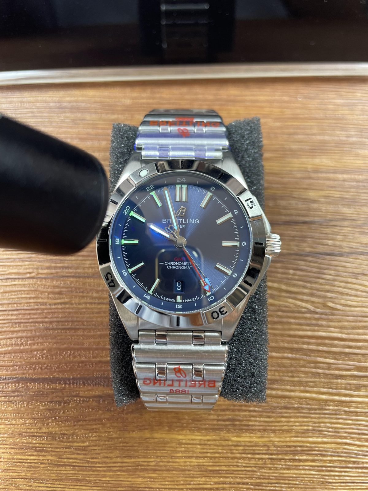 Breitling Chronomat A32398101C1A1 replica green-blue lume response on hands and hour markers