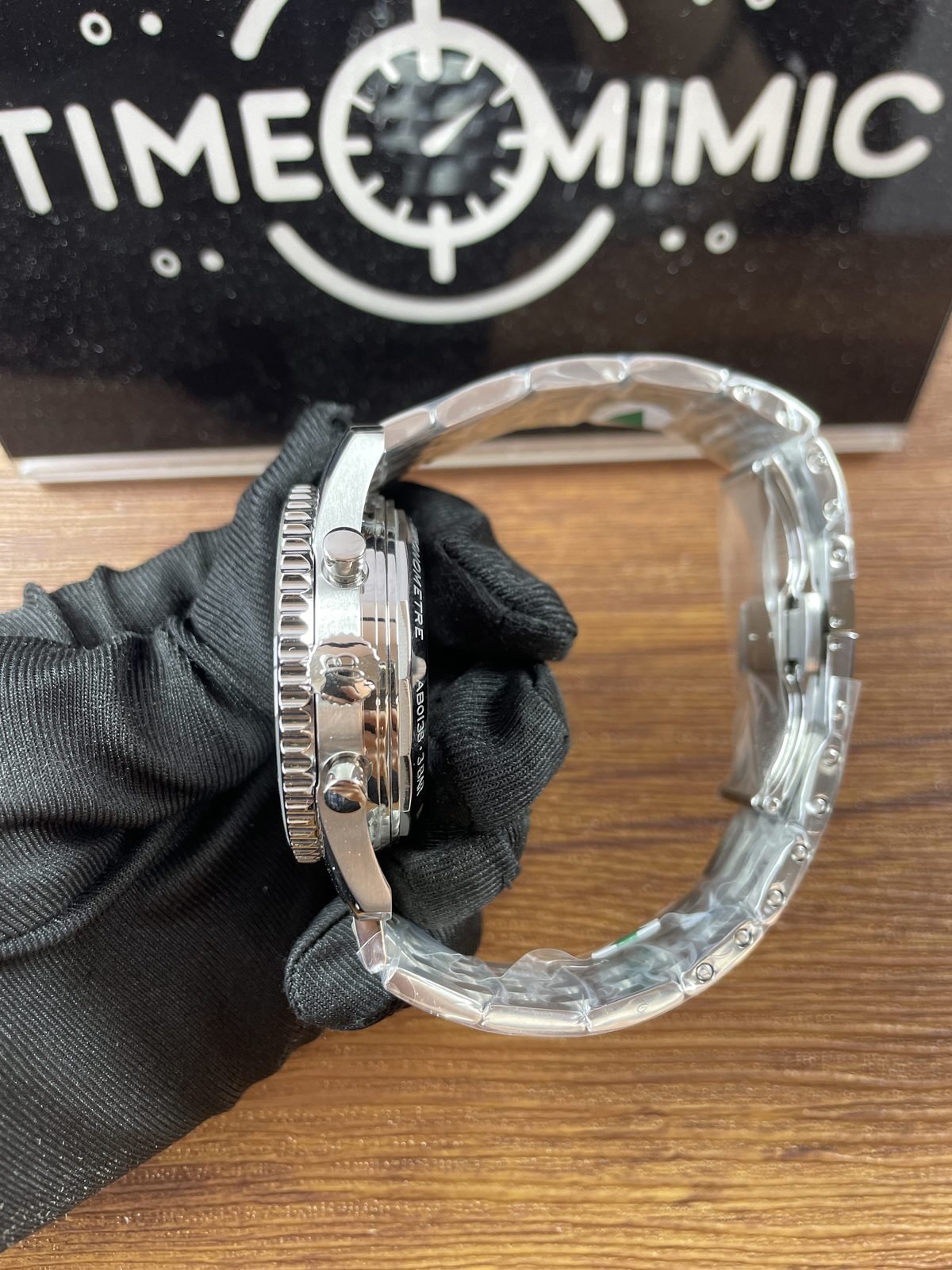 Breitling Navitimer AB0138211B1A1 replica coin-edge bezel crown two pushers exhibition-back edge and multi-row bracelet side profile