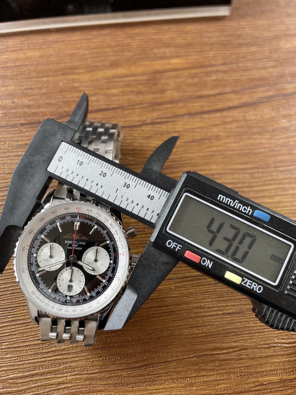 Breitling Navitimer AB0138211B1A1 replica pictured front calliper placement reading 43.0 millimetres