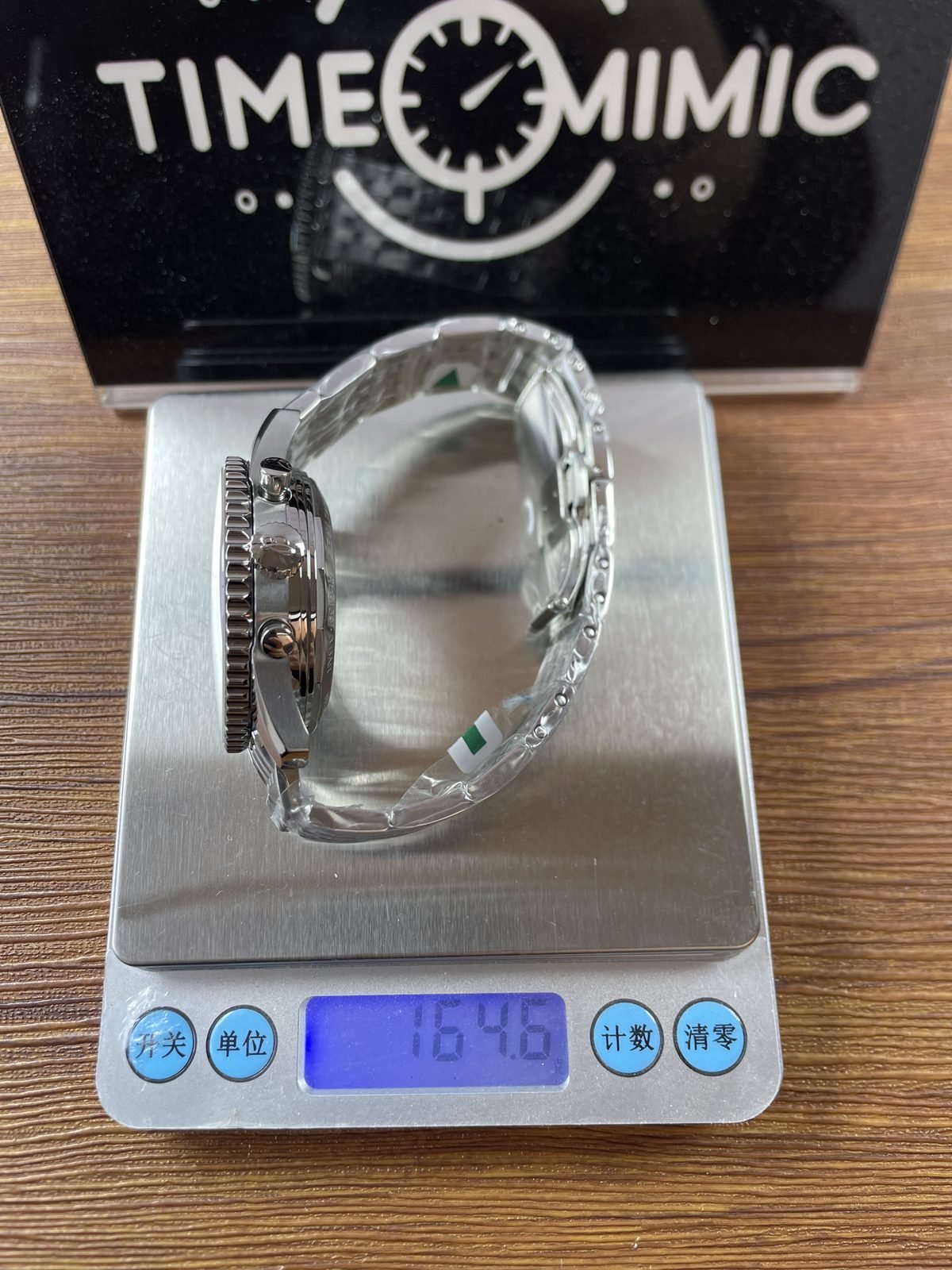 Breitling Navitimer AB0138211B1A1 replica pictured consumer scale reading 164.6 grams with bracelet