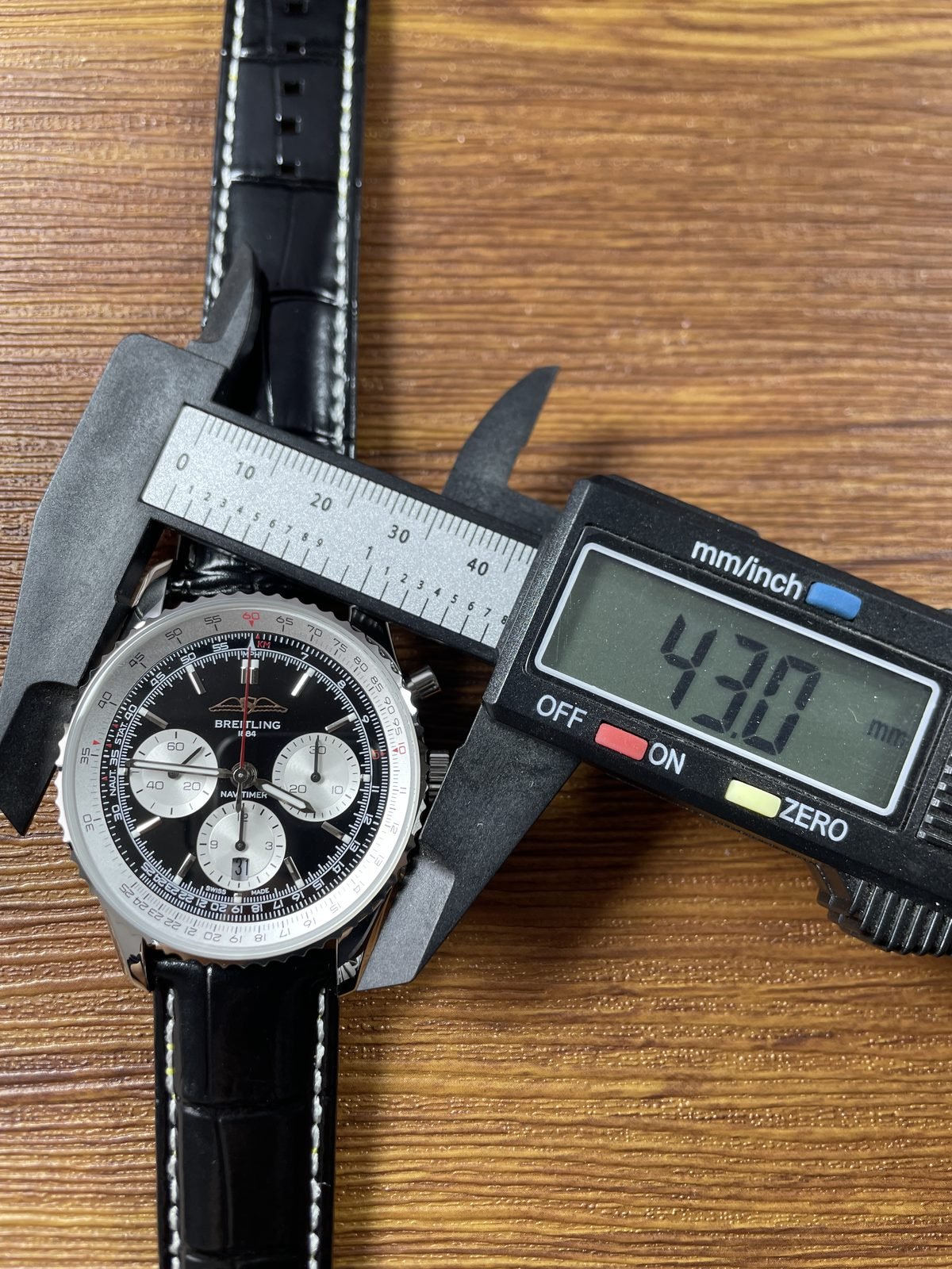 Breitling Navitimer AB0138211B1P1 replica pictured calliper placement reading 43.0 millimetres