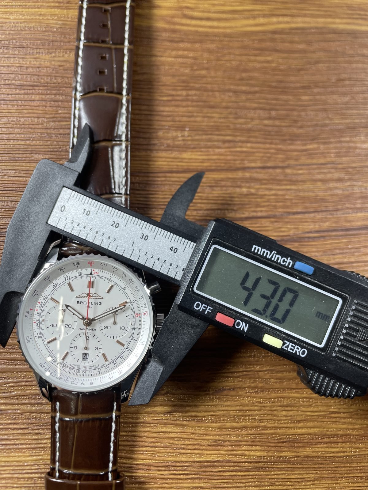 Breitling Navitimer AB0139211G1P1 replica pictured calliper placement reading 43.0 millimetres