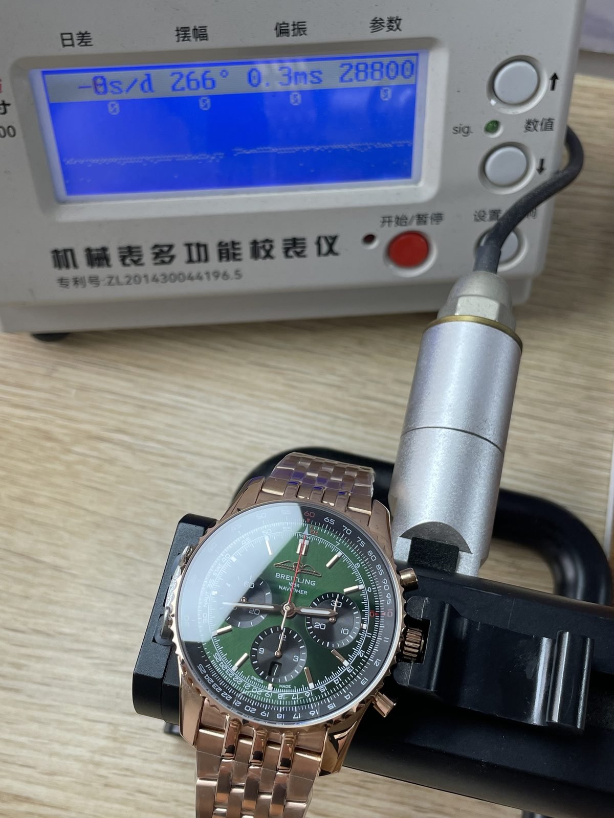 Breitling Navitimer RB0137241L1R1 replica timing machine minus zero seconds per day 266 degrees 0.3 milliseconds 28800