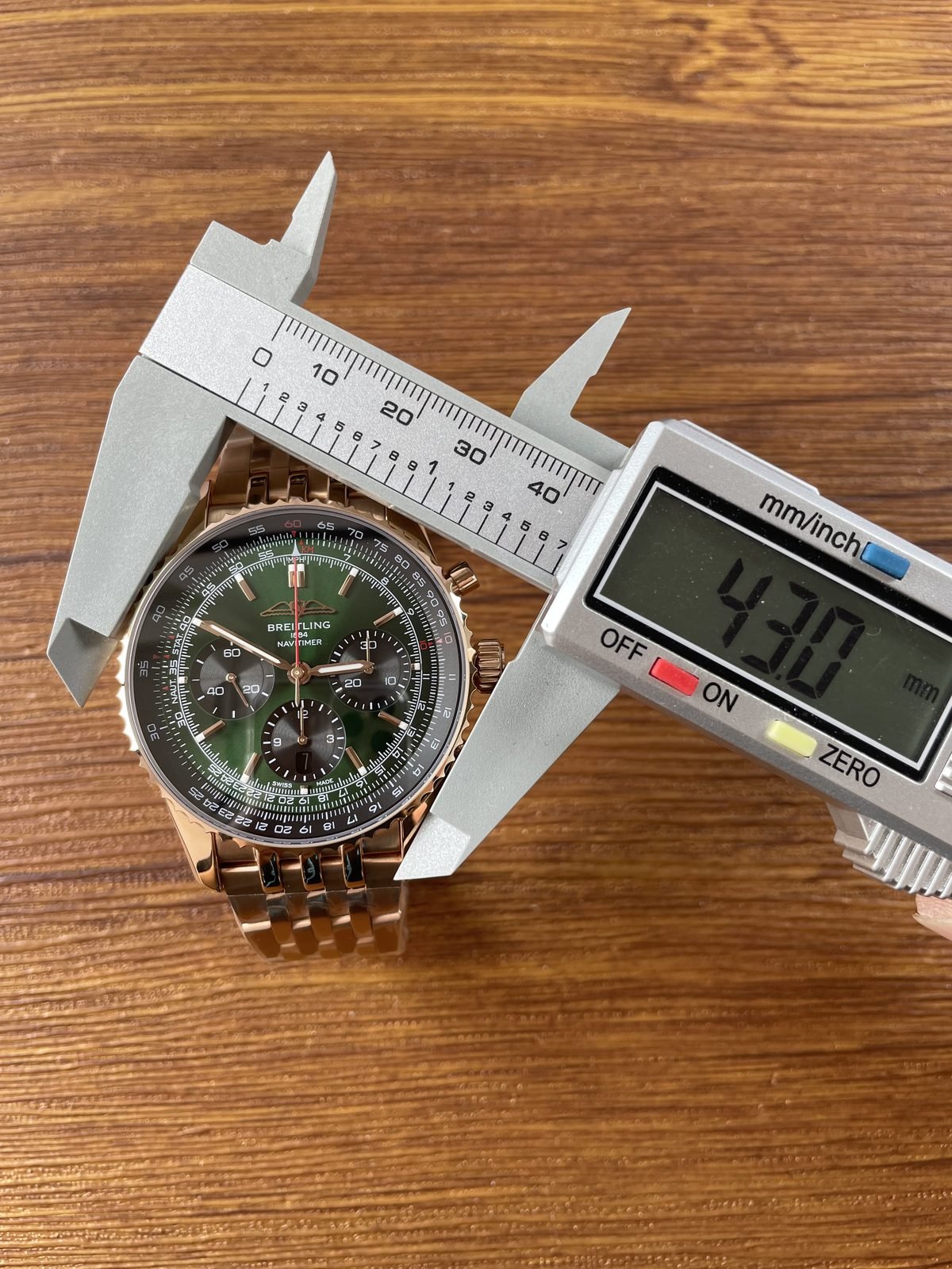Breitling Navitimer RB0137241L1R1 replica pictured calliper placement reading 43.0 millimetres