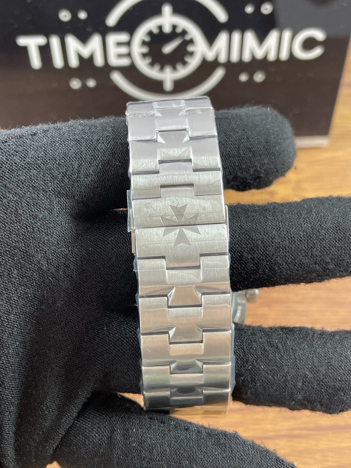 Vacheron Constantin Overseas 7700V replica watch QC detail image 1