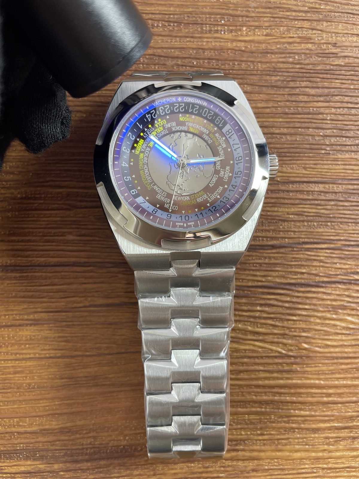 Vacheron Constantin Overseas 7700V replica watch QC detail image 8