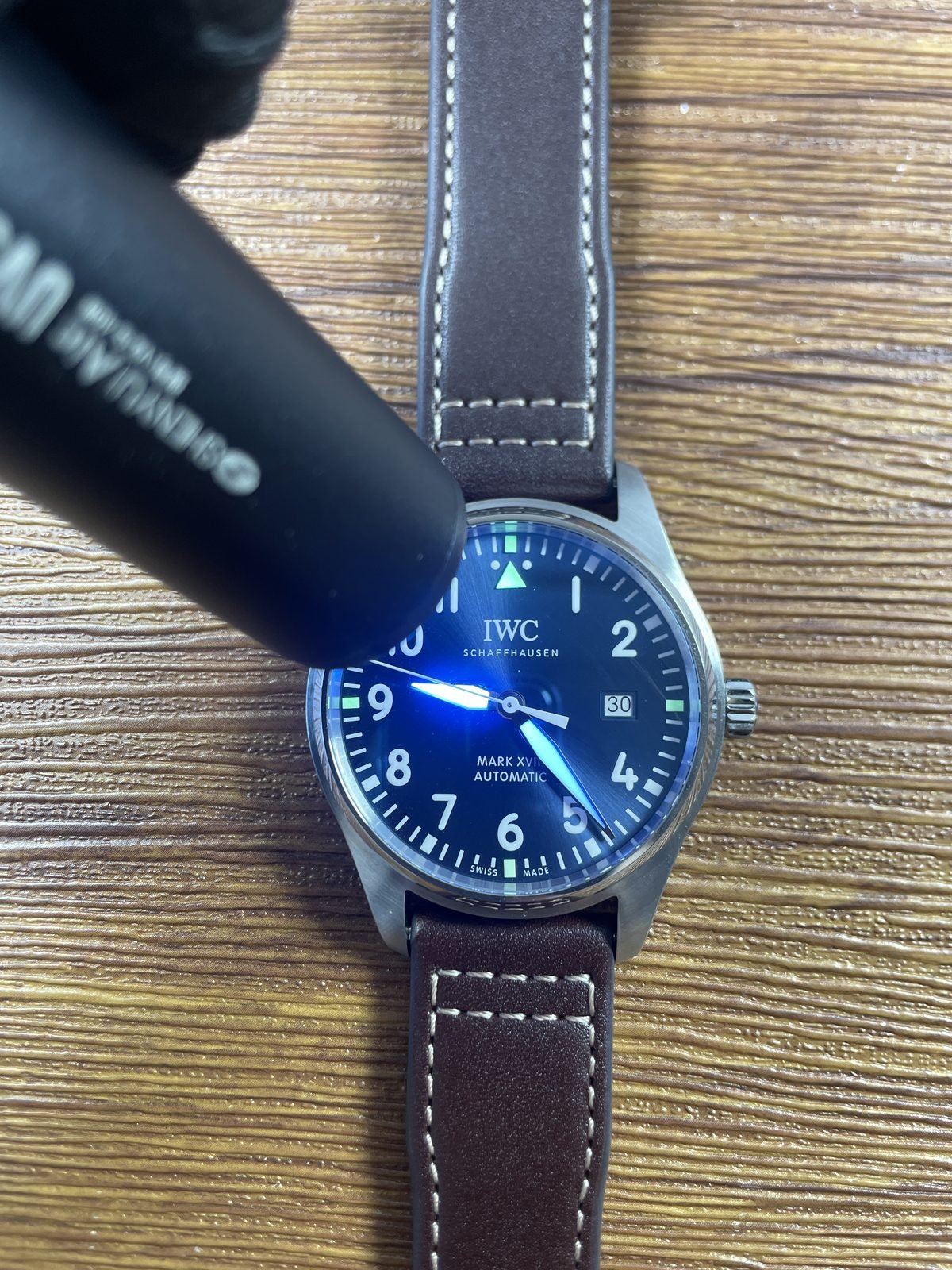 IWC Pilot IW327004 replica green glow response under blue light