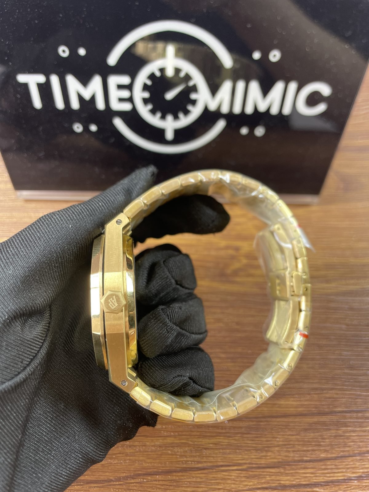 Royal Oak 15450 replica yellow-gold-tone case profile and signed crown