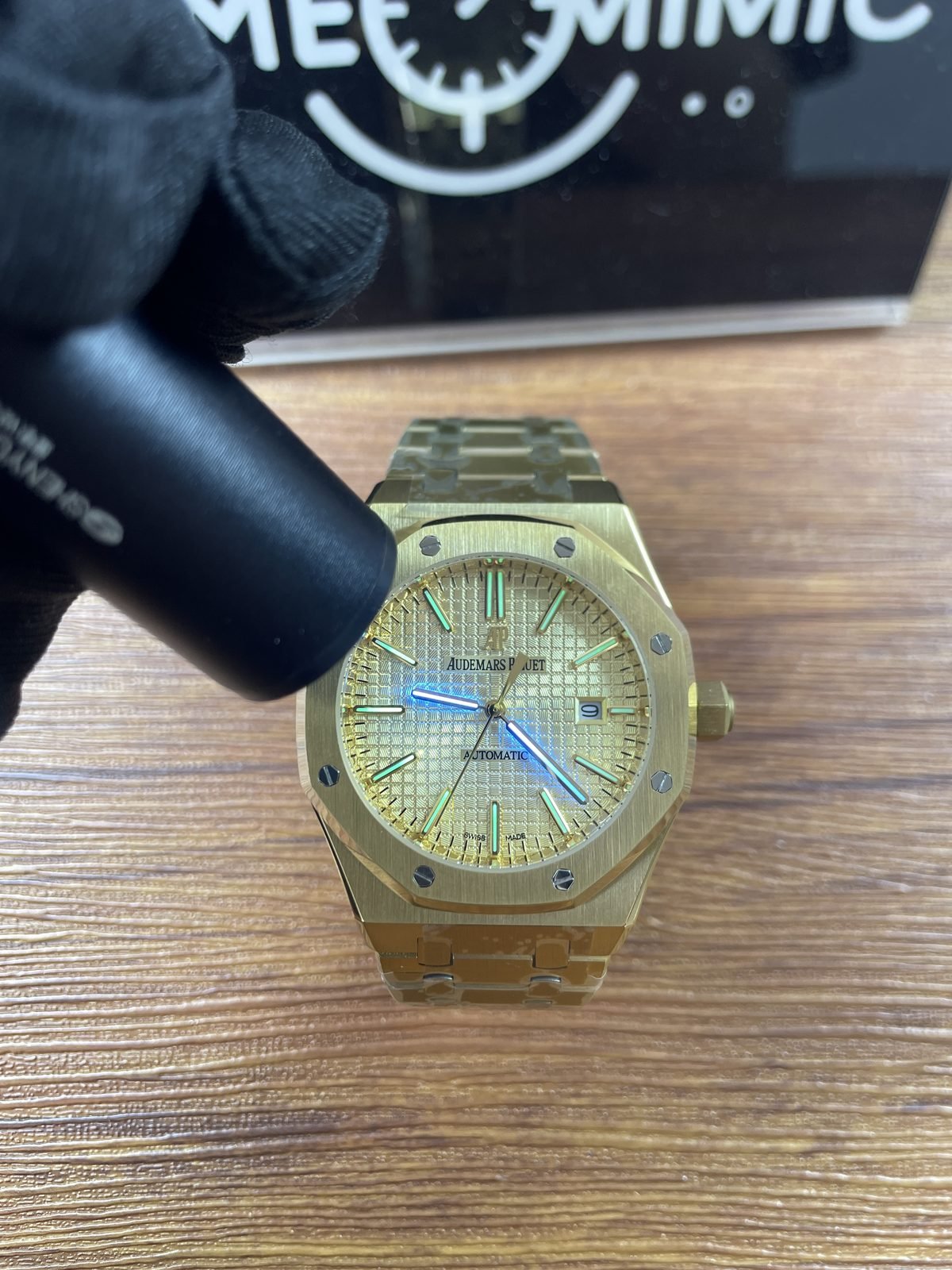 Royal Oak 15450 gold-tone dial and marker luminous response check
