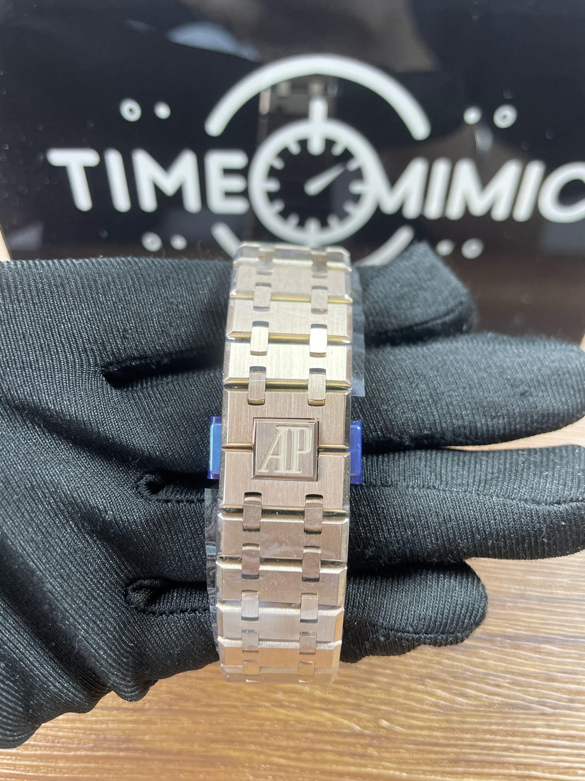 Royal Oak 15500OR replica integrated bracelet and AP-style folding clasp exterior