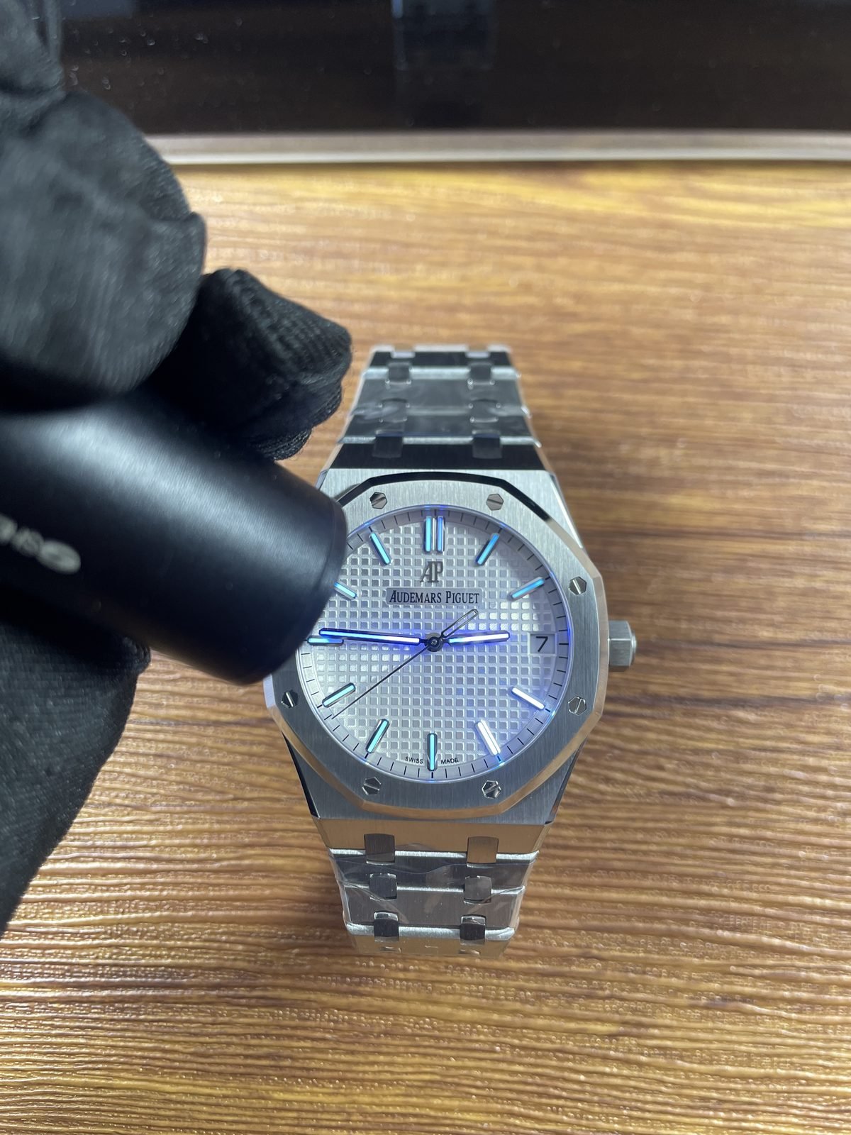 Royal Oak 15500ST 04 replica silver grid dial and markers under blue or ultraviolet-style inspection light