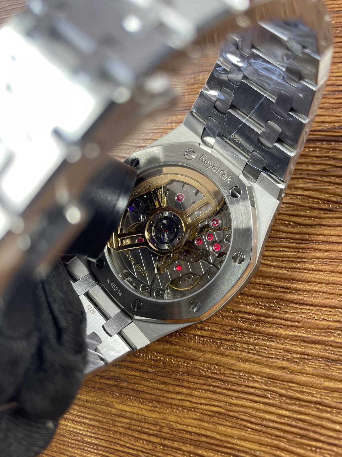 Royal Oak 15500ST 04 replica exhibition back under blue or ultraviolet-style inspection light