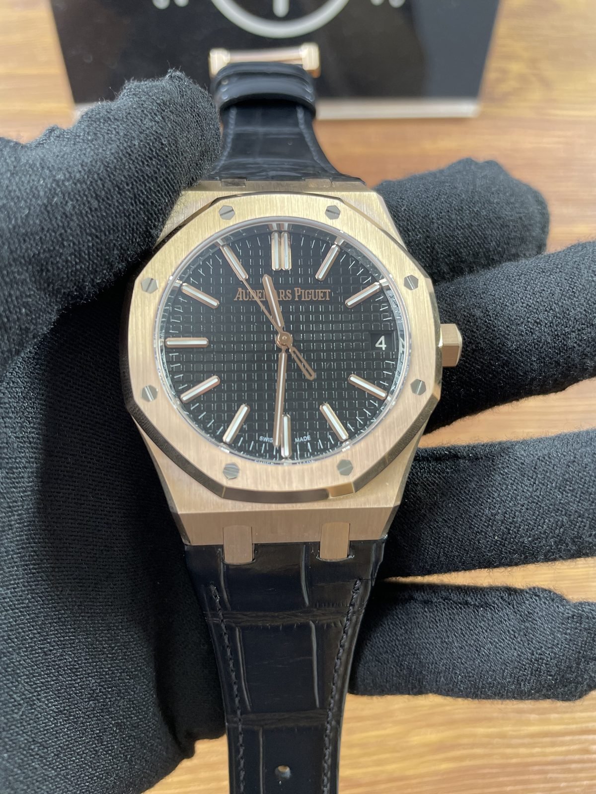 Royal Oak 15510OR D002CR 02 replica black square-grid dial date four and warm-tone octagonal bezel close view
