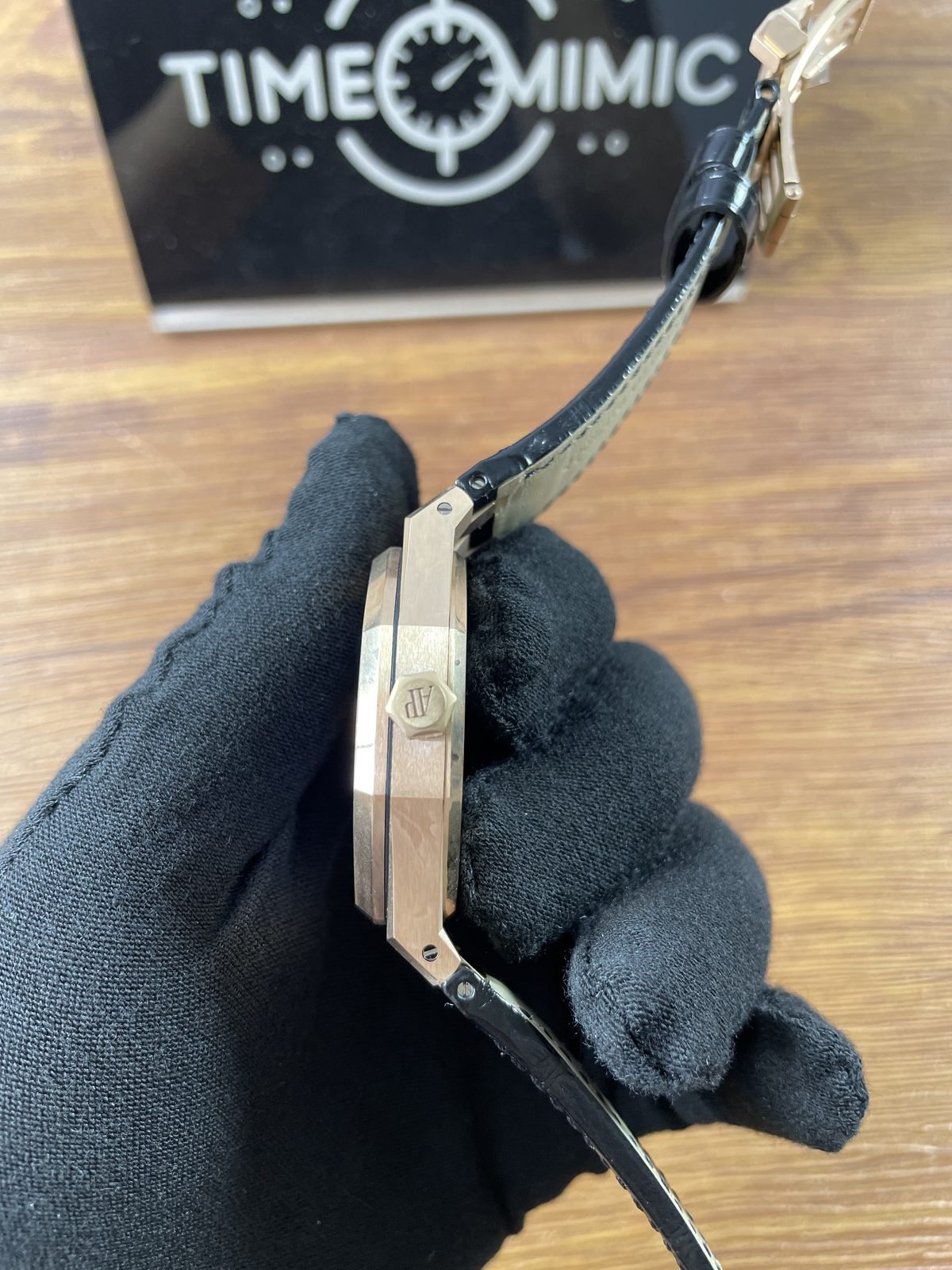 Royal Oak 15510OR D002CR 02 replica crown-side case profile and black crocodile-pattern strap