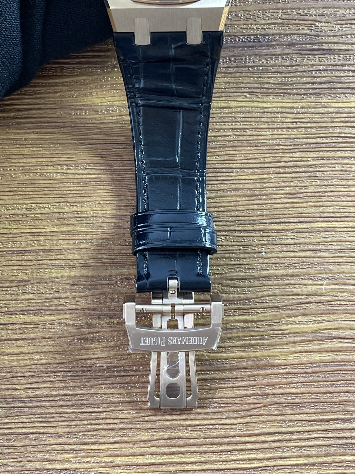 Royal Oak 15510OR D002CR 02 replica black strap and AP-style folding clasp exterior