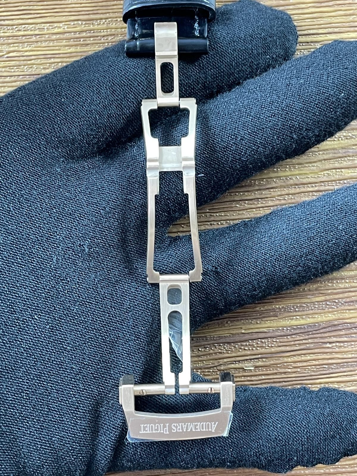 Royal Oak 15510OR D002CR 02 replica AP-style folding clasp open mechanism first side