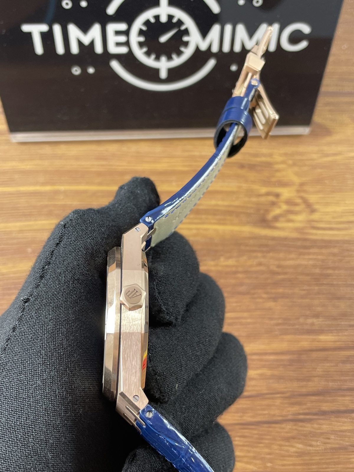 Royal Oak 15510OR D315CR 02 replica crown-side case profile and blue crocodile-pattern strap
