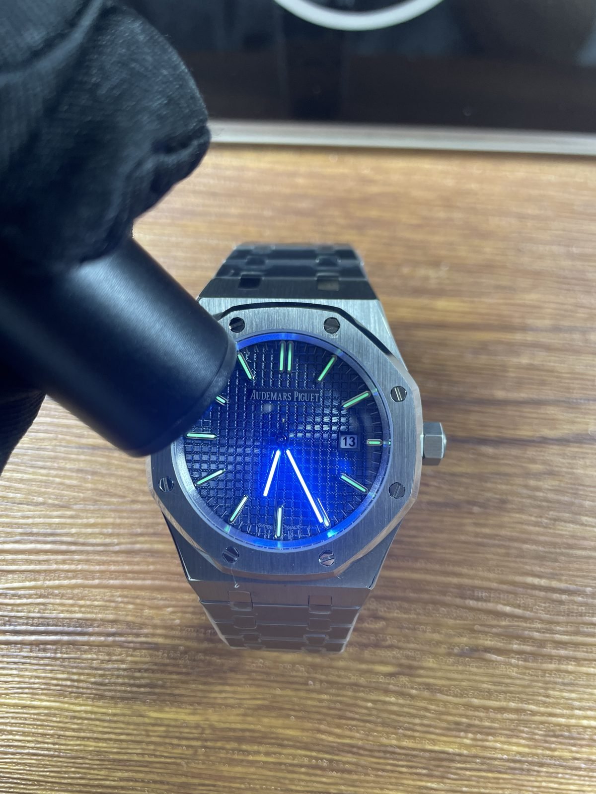 Royal Oak 15510ST 06 replica blue-grey dial and markers under blue or ultraviolet-style inspection light