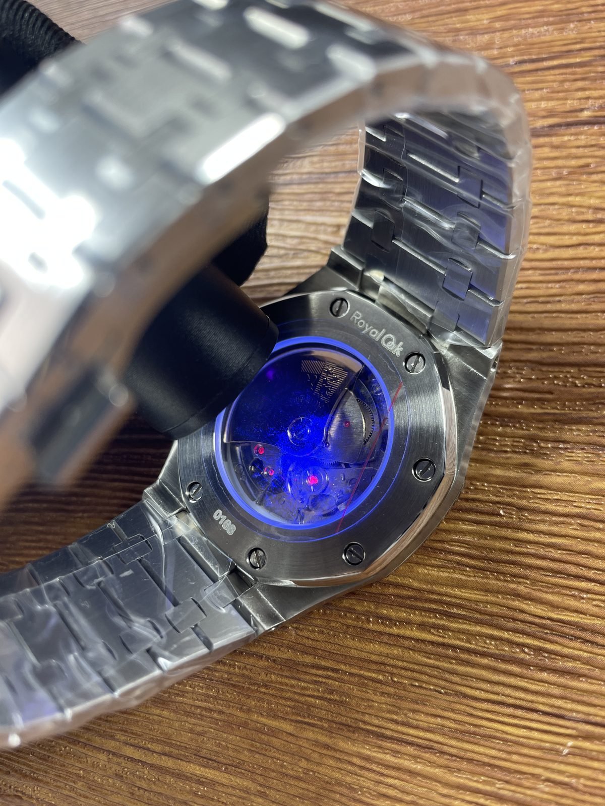Royal Oak 15510ST 06 replica exhibition back under blue or ultraviolet-style inspection light