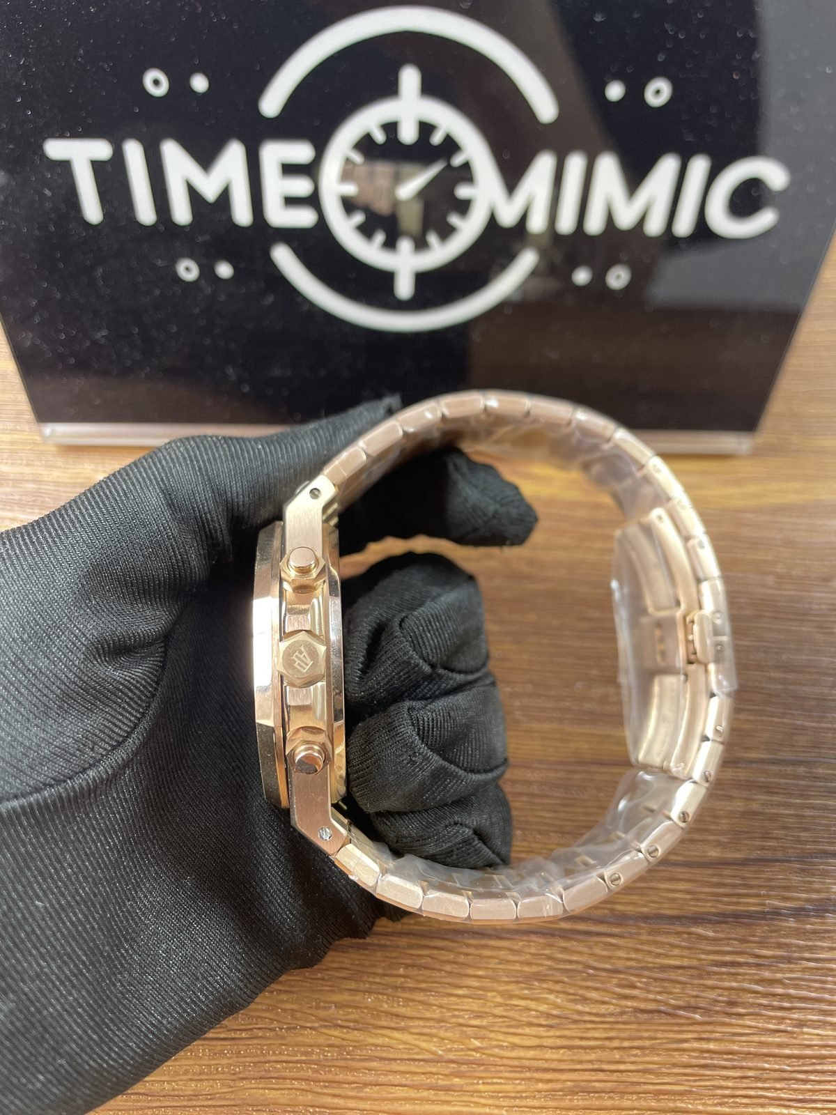 Royal Oak 26240OR replica crown and chronograph pusher side profile protected bracelet