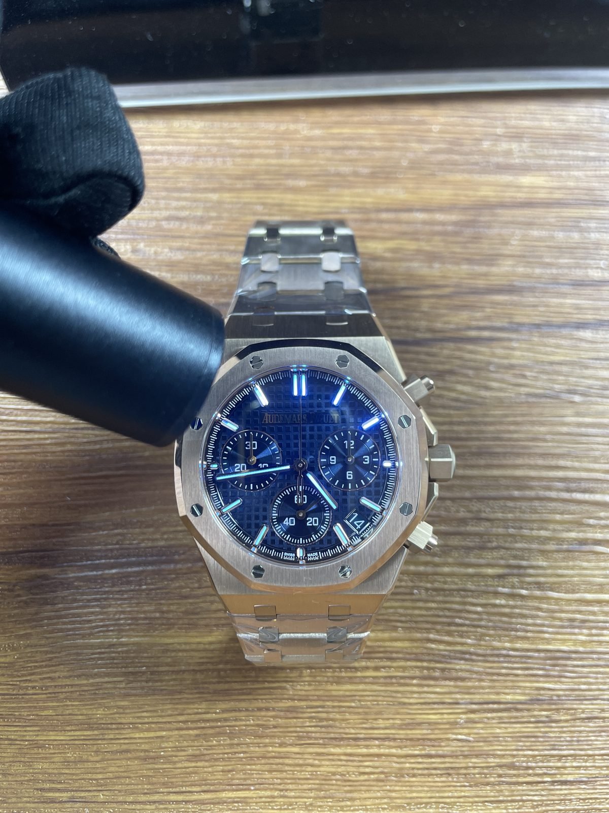 Royal Oak 26240OR replica blue-light illuminated hands and hour markers