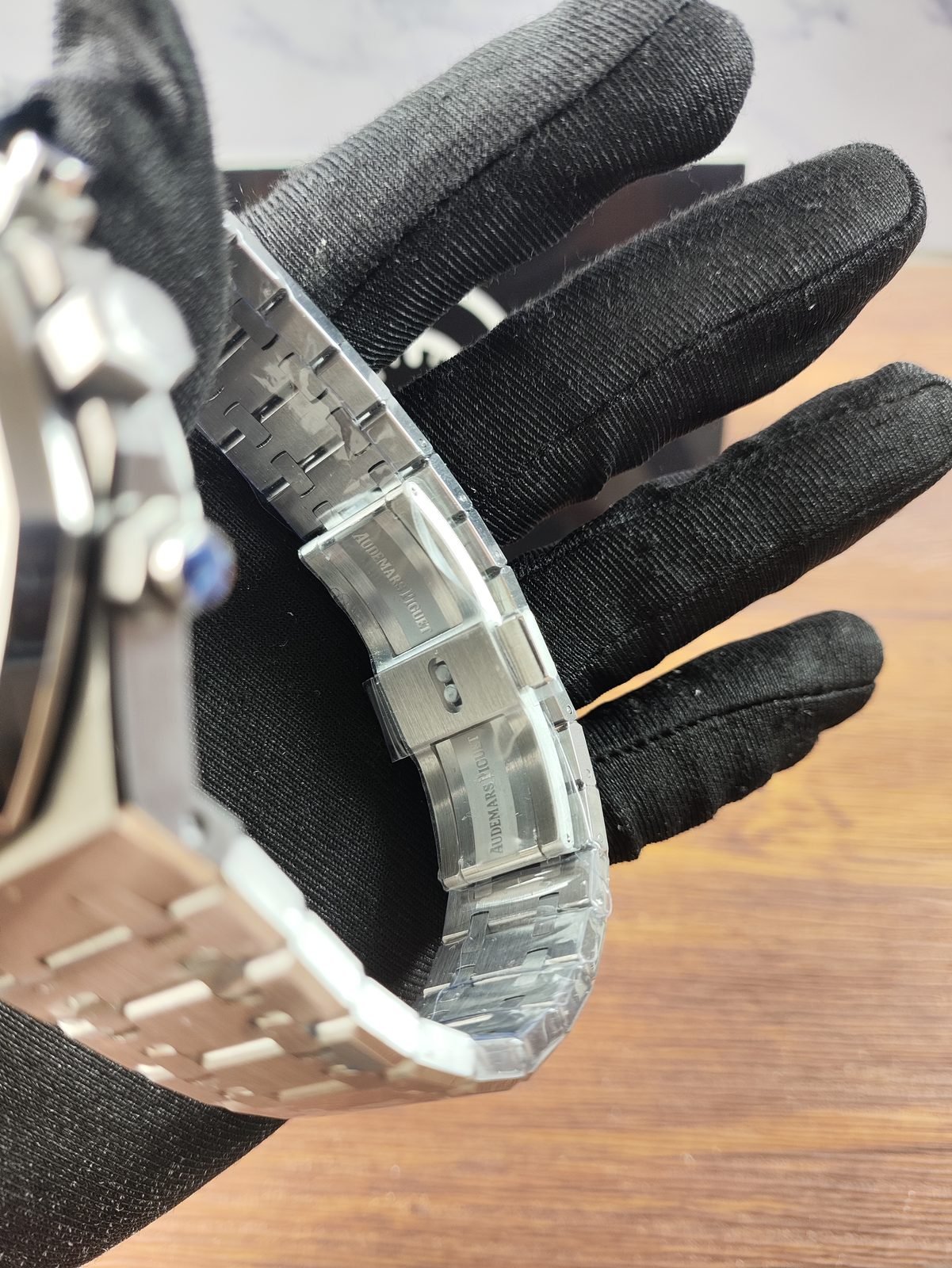 Royal Oak 26331ST replica alternate open clasp and inner bracelet finishing
