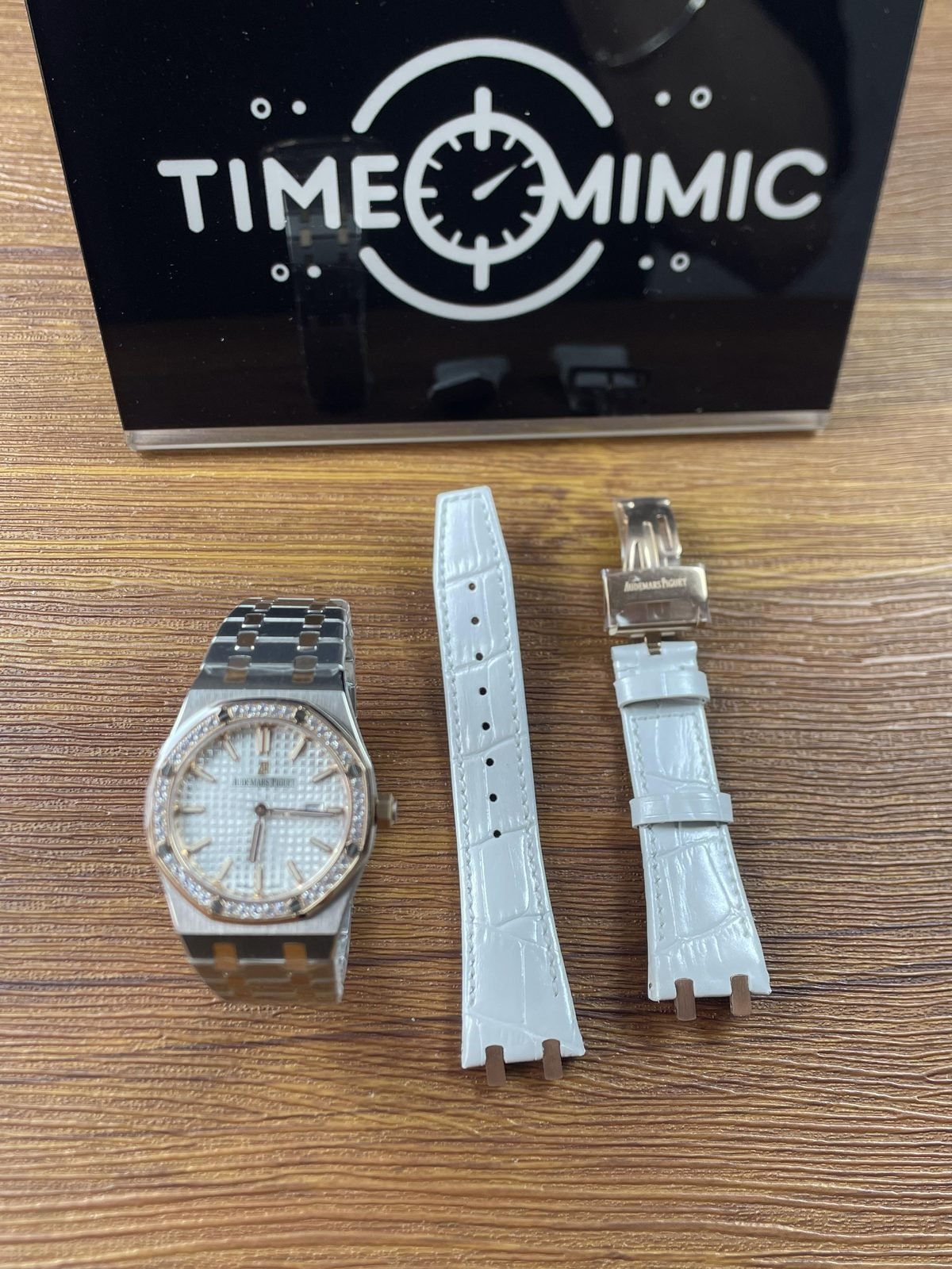 Royal Oak 67651SR replica two-tone bracelet watch with white crocodile-pattern alternative strap and warm-tone deployant clasp