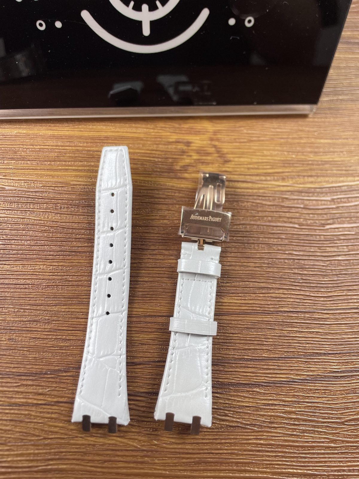 Royal Oak 67651SR replica glossy white crocodile-pattern strap exterior and warm-tone AP-style deployant clasp