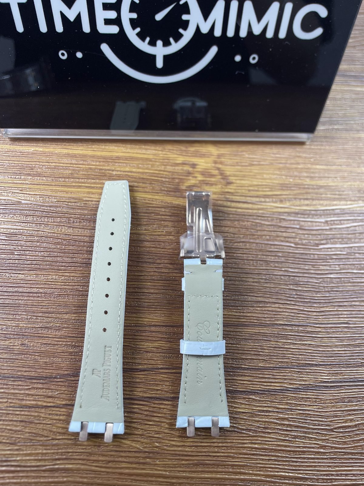 Royal Oak 67651SR replica white strap pale stitched underside and branding-style embossing close-up