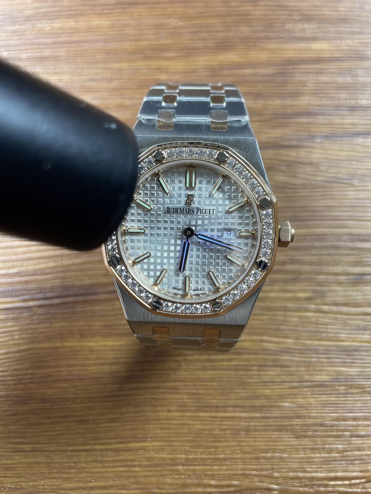 Royal Oak 67651SR replica silver square-pattern dial warm markers date nine and blue-light response