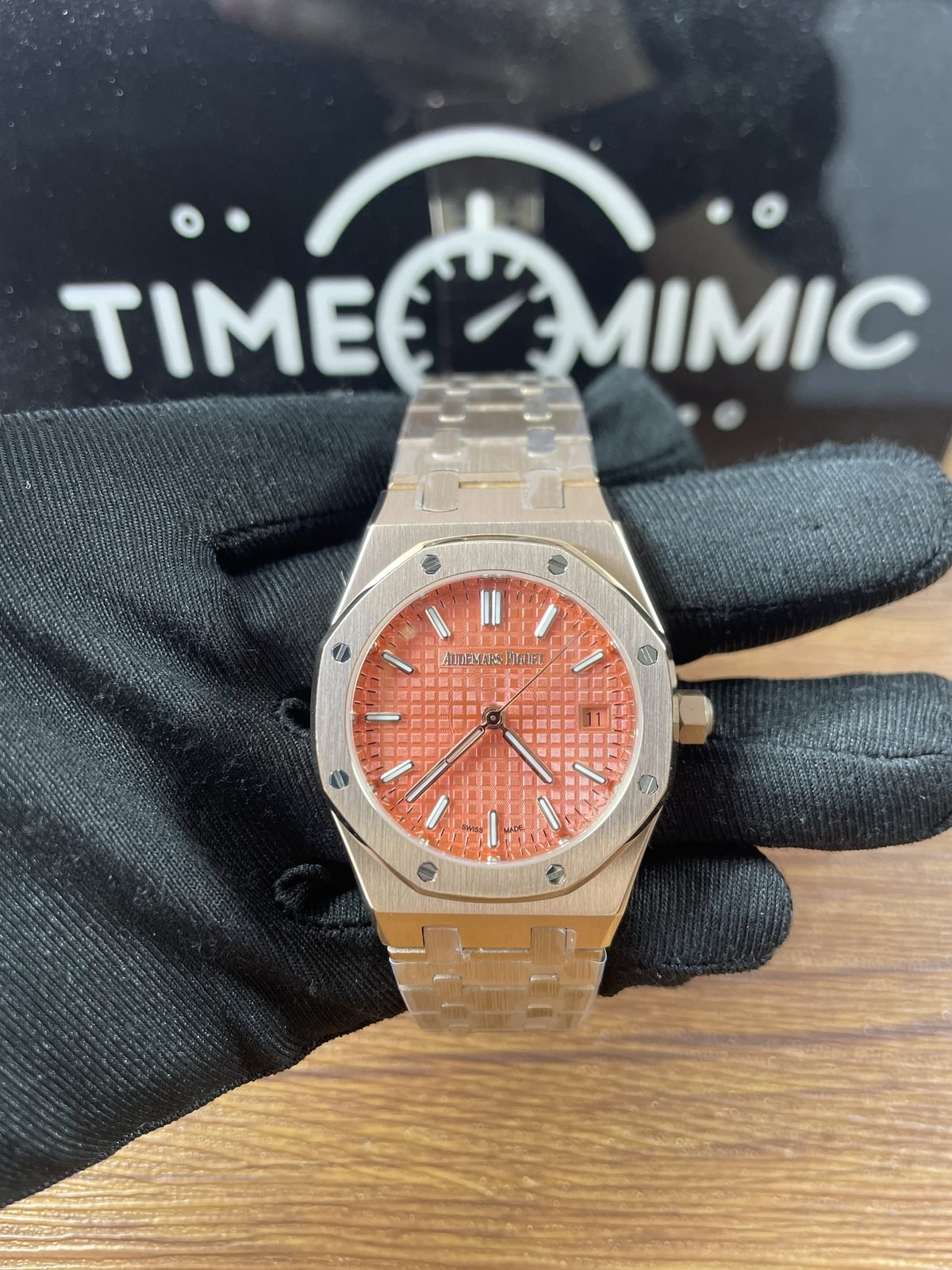 Royal Oak 77450OR replica listing sample pink square-pattern dial date eleven and warm-tone integrated bracelet