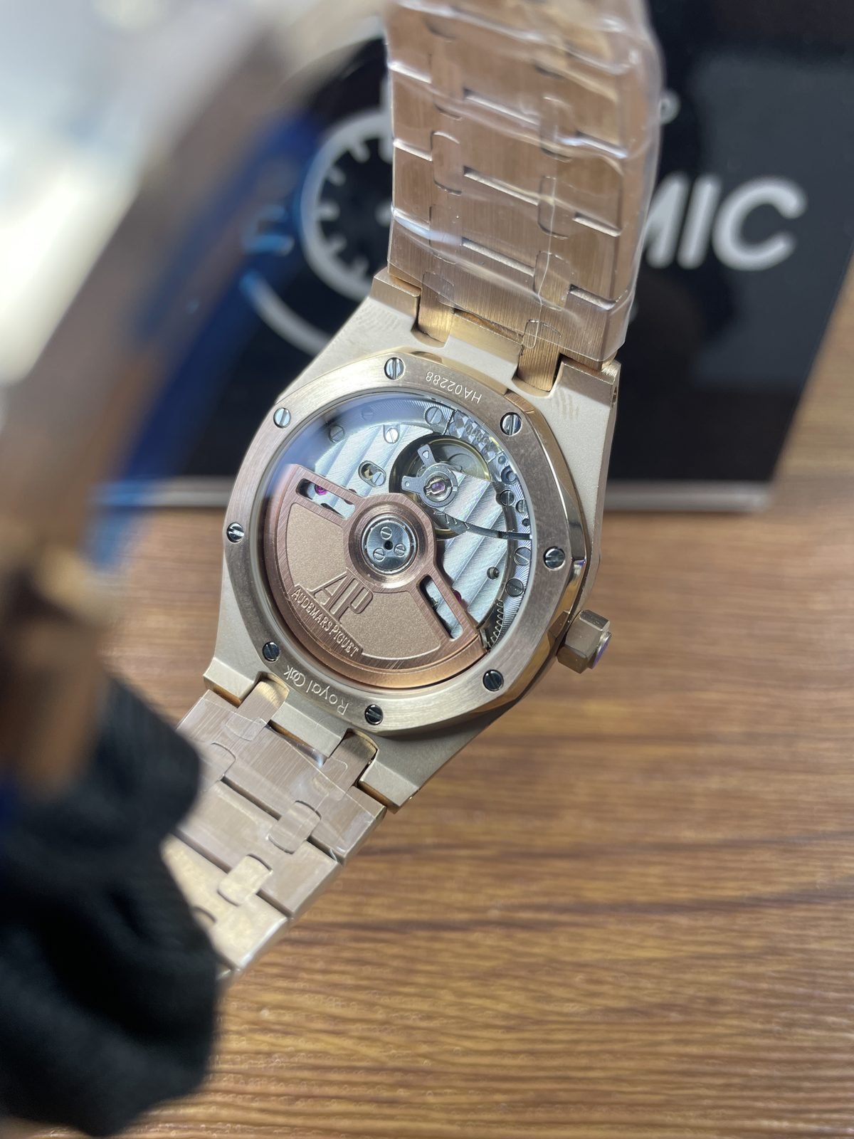 Royal Oak 77450OR replica listing sample exhibition back decorated automatic-looking movement and warm-tone rotor