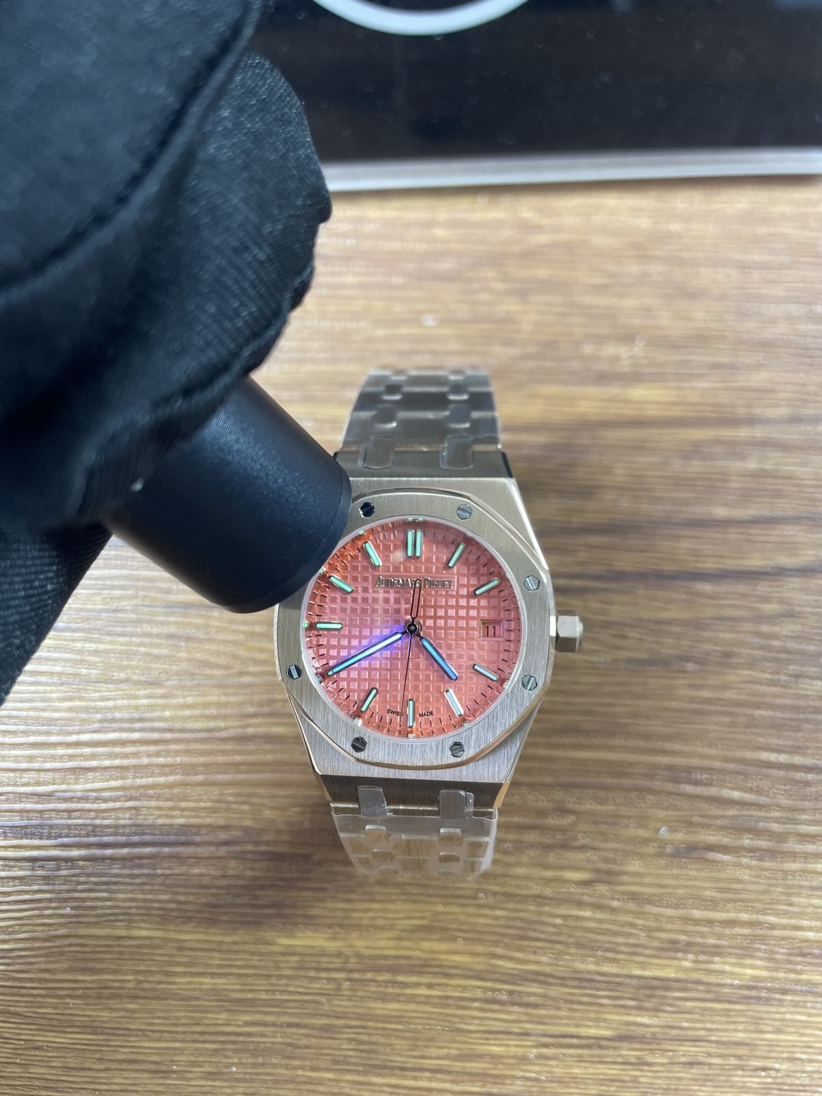 Royal Oak 77450OR replica listing sample blue-light response across hands and hour markers