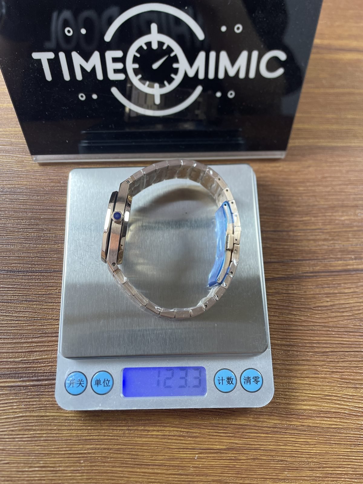 Royal Oak 77450OR replica listing sample scale reading 123.3 grams with film and pictured bracelet links