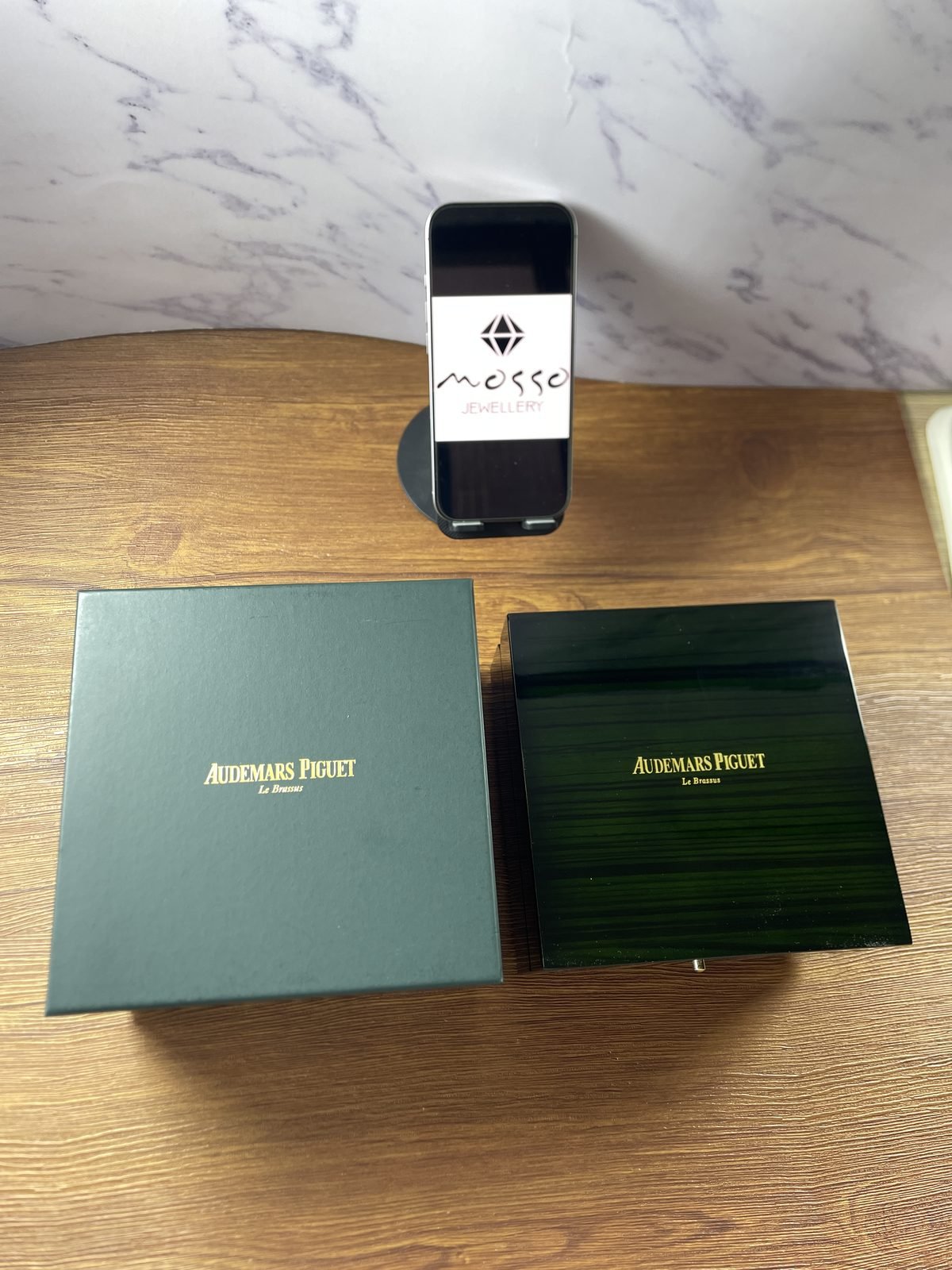 Royal Oak Offshore 15720ST replica archive closed branded-style presentation boxes and phone