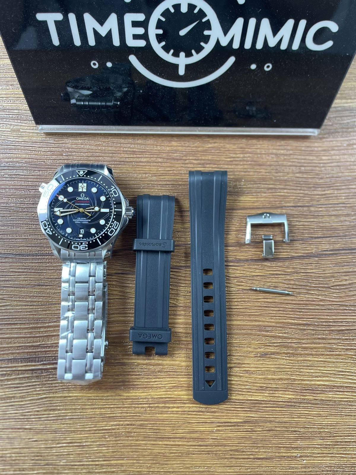 Omega Seamaster 007 replica steel bracelet watch with separate rubber strap buckle and spring bar