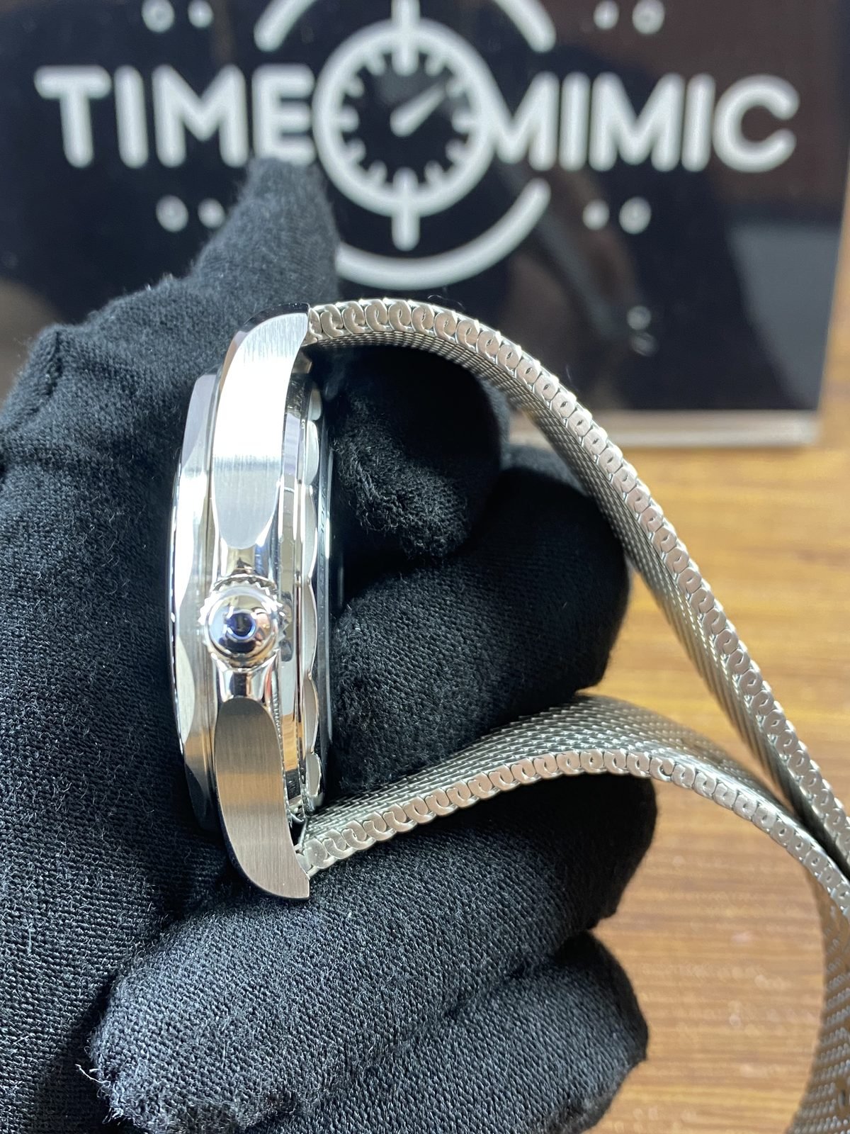 Left case profile with helium valve style control and mesh bracelet