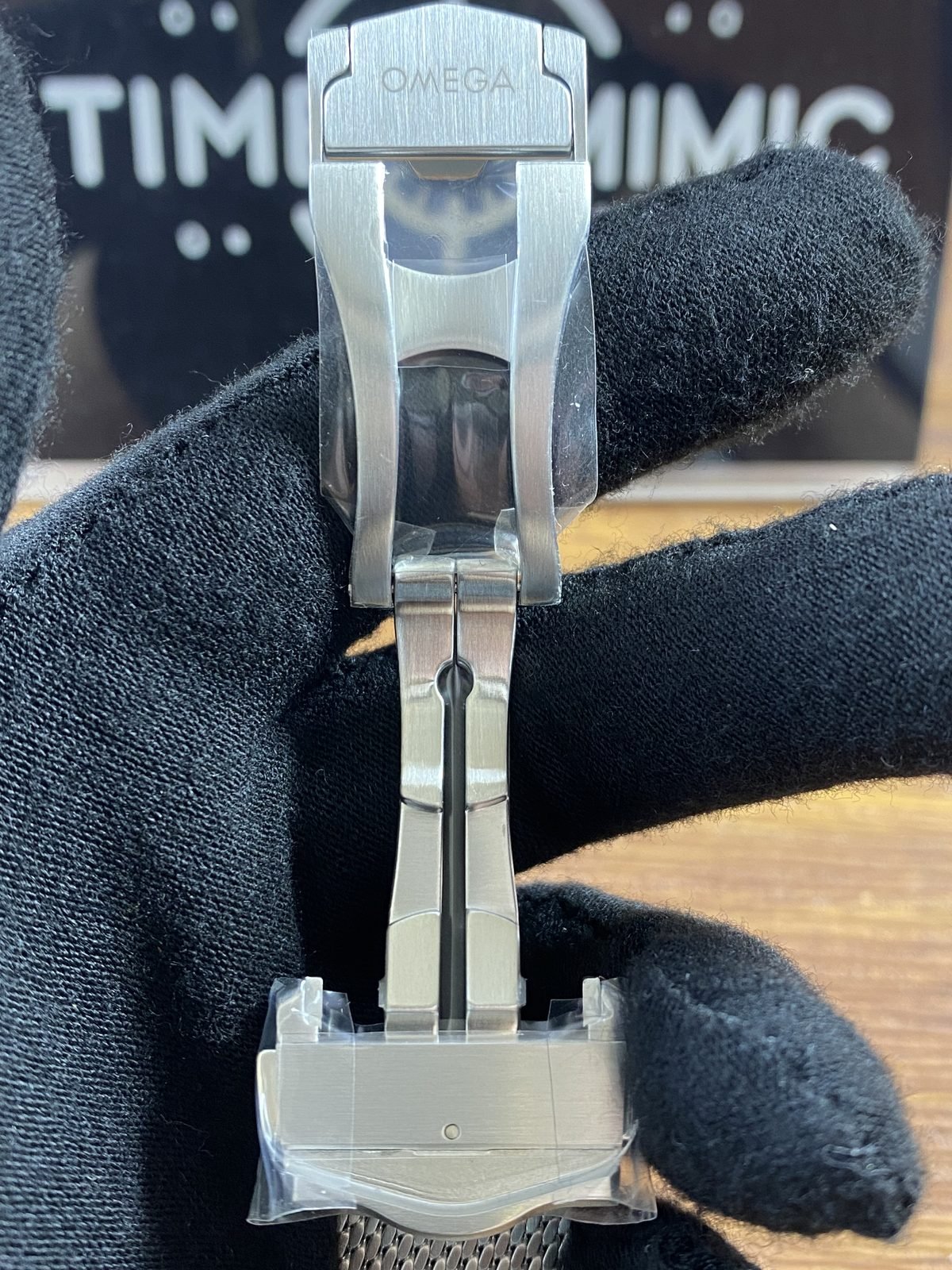 Open steel tone foldover clasp and mesh bracelet construction