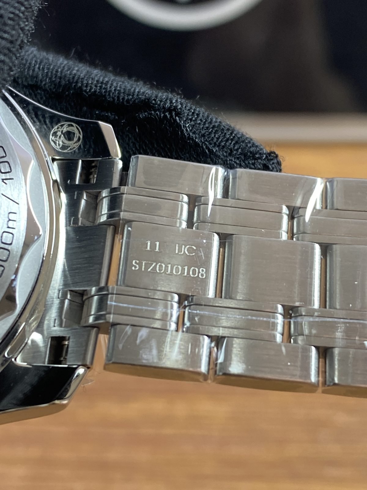 Bracelet end connection with STZ010108 and IJC style markings