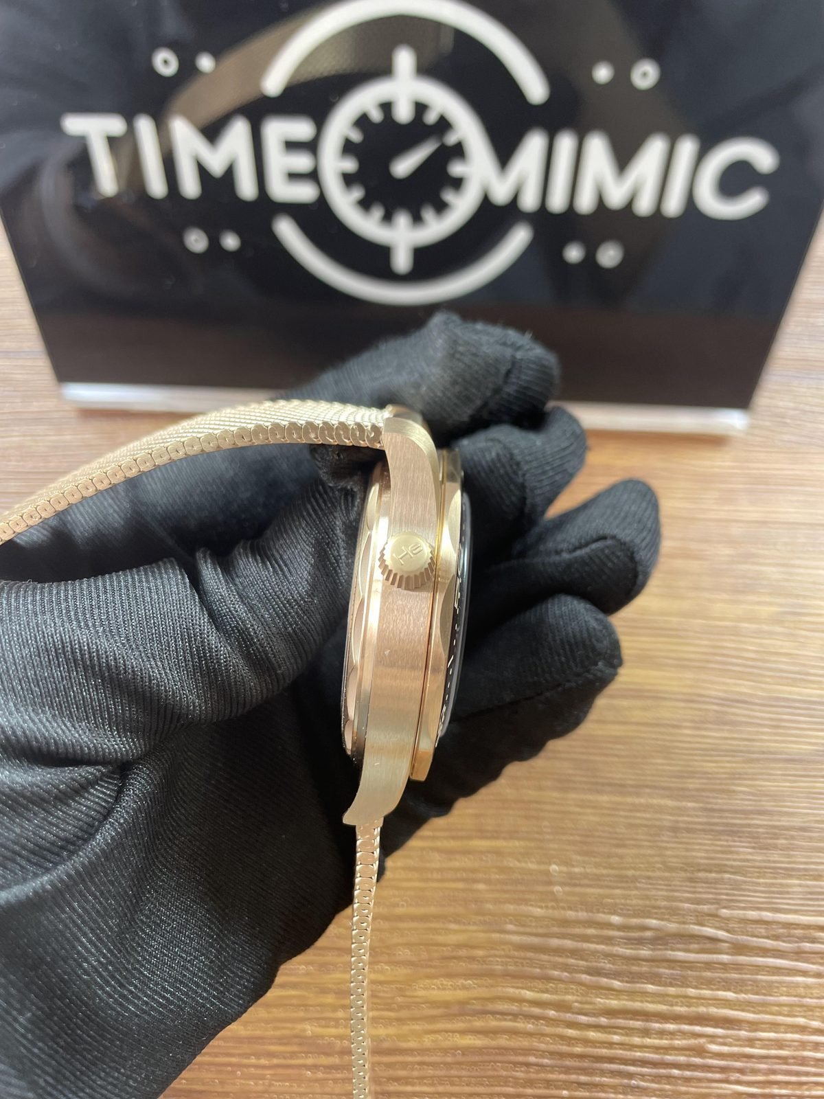 Left conical valve style control and warm tone case profile of no-date Seamaster replica