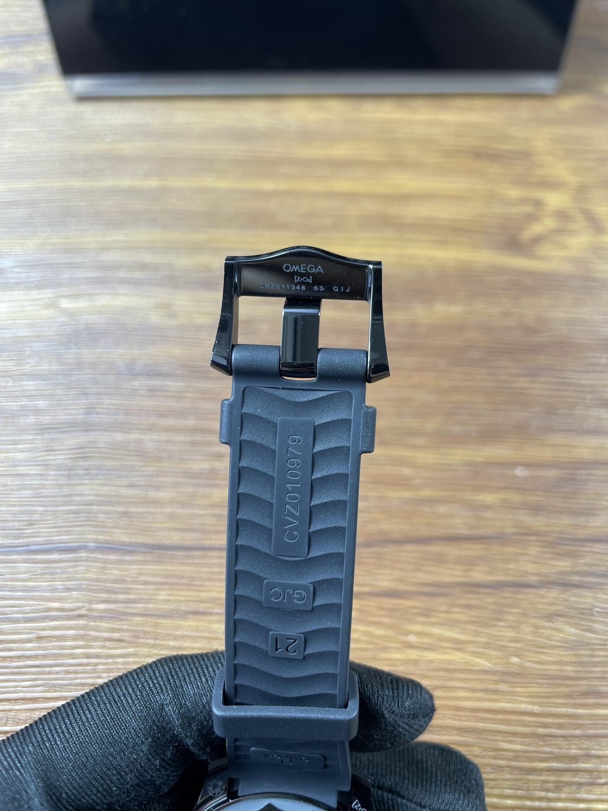 Black buckle underside and rubber style strap with ZrO2 and code style marks on Seamaster replica