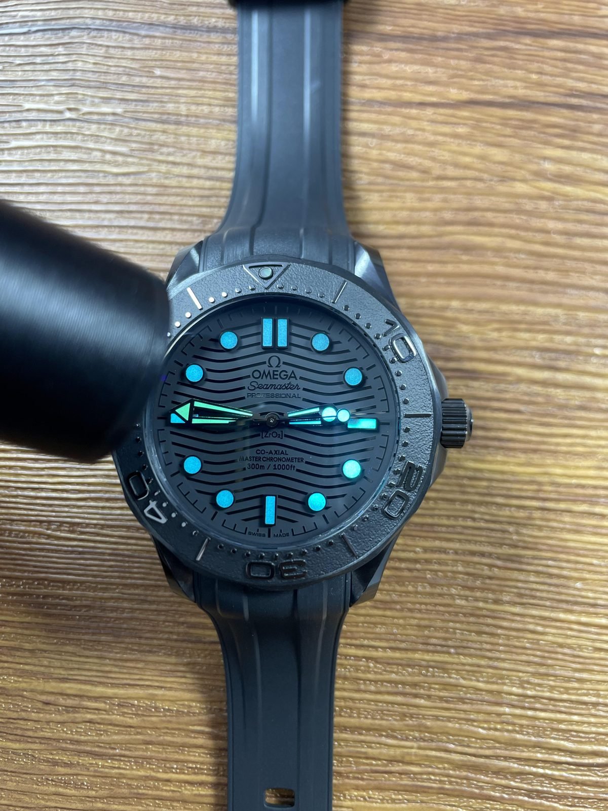 Immediate blue cyan and green luminous style response on Black Black no-date Seamaster replica