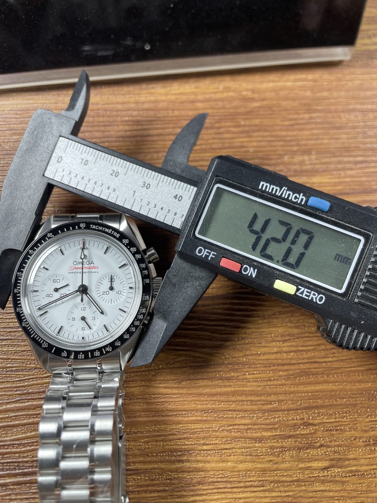 Omega Speedmaster 310-30-42-50-04-001 replica watch QC detail image 8