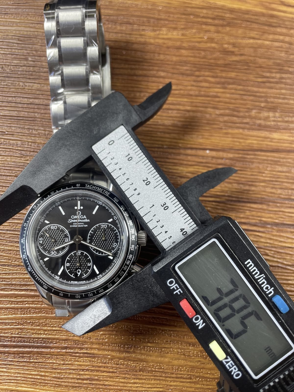 Omega Speedmaster 326-30-40-50-01-001 replica watch QC detail image 7